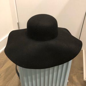 Wool wide-brimmed floppy black hat